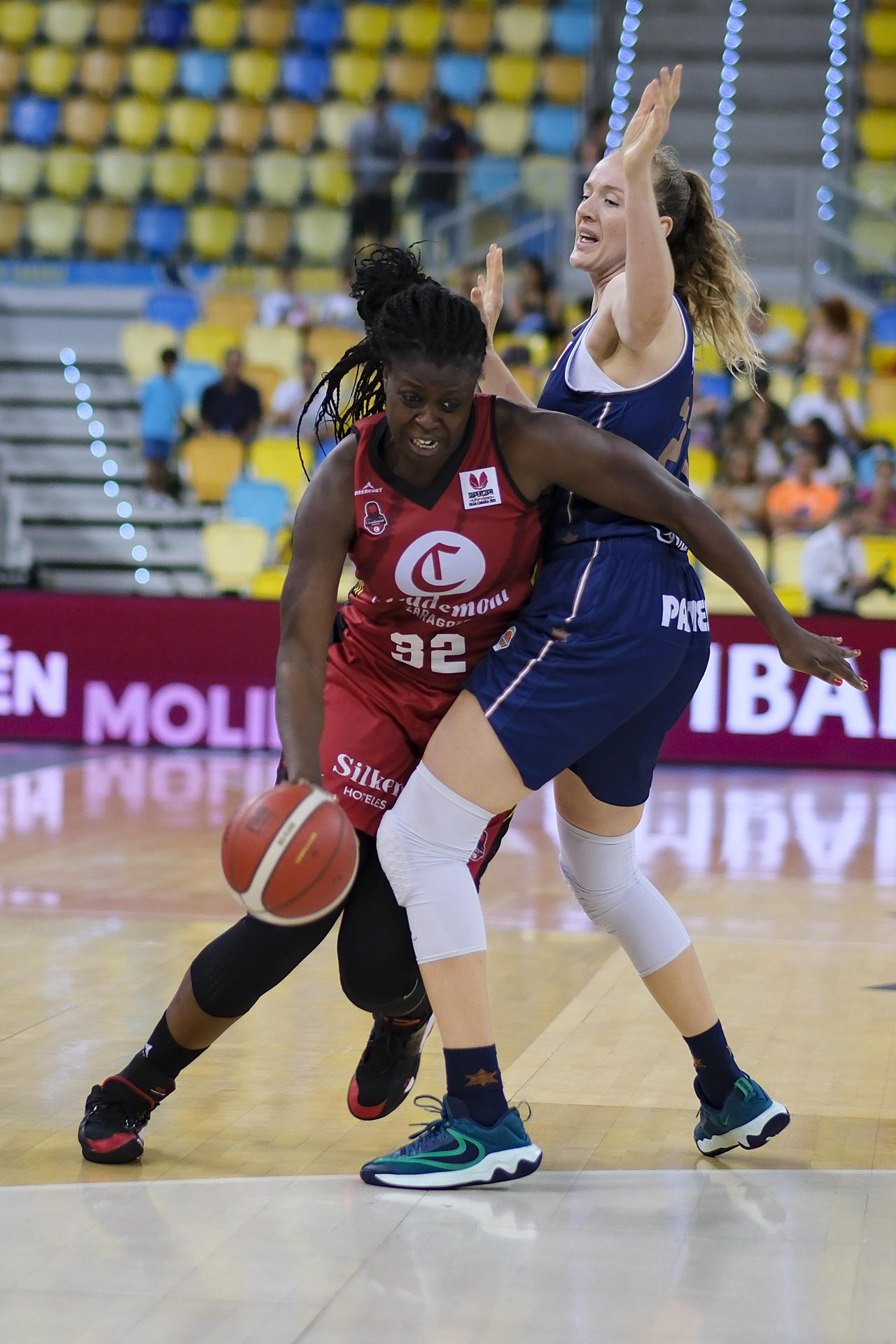 Zainabe Myriam (i) y Marie Isabelle (d), jugadoras del Casademont Zaragoza y del Valencia Basket durante la primera semifinal de la Supercopa femenina de baloncesto, que ambos equipo han disputado en el Gran Canaria Arena. EFE/ Ángel Medina G.
