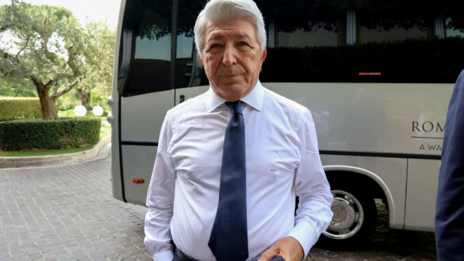 El presidente del Atlético de Madrid, Enrique Cerezo, en el hotel de concentración del equipo rojiblanco en Roma, antes del primer partido en la Liga de Campeones 2023-24 ante el Lazio, partido que se disputará en el Estadio Olímpico de Roma. EFE/ Antonello Nusca
