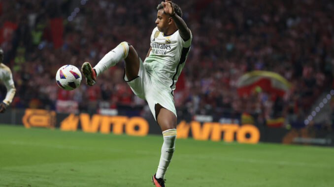 Rodrygo Goes, delantero brasileño del Real Madrid controla un balón durante el partido de la sexta jornada de LaLiga disputado en el estadio Cívitas Metropolitano. EFE/ Kiko Huesca
