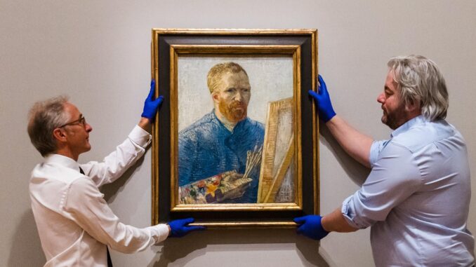 Operarios colocan un autorretrato de Van Gogh para una exposición. EFE/EPA/VICKIE FLORES
