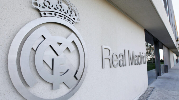 Logotipo en la fachada de la residencia del primer equipo del Real Madrid en la Ciudad Deportiva de Valdebebas.EFE/Ángel Díaz
