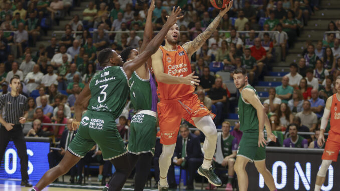 El base serbio del Valencia Basket Stefan Jovic (d) lanza a canasta durante la tercera jornada de la liga ACB que enfrentó al Unicaja Málaga y al Valencia Basket en el Palacio de los Deportes José María Martín Carpena de Málaga. EFE/Álvaro Cabrera
