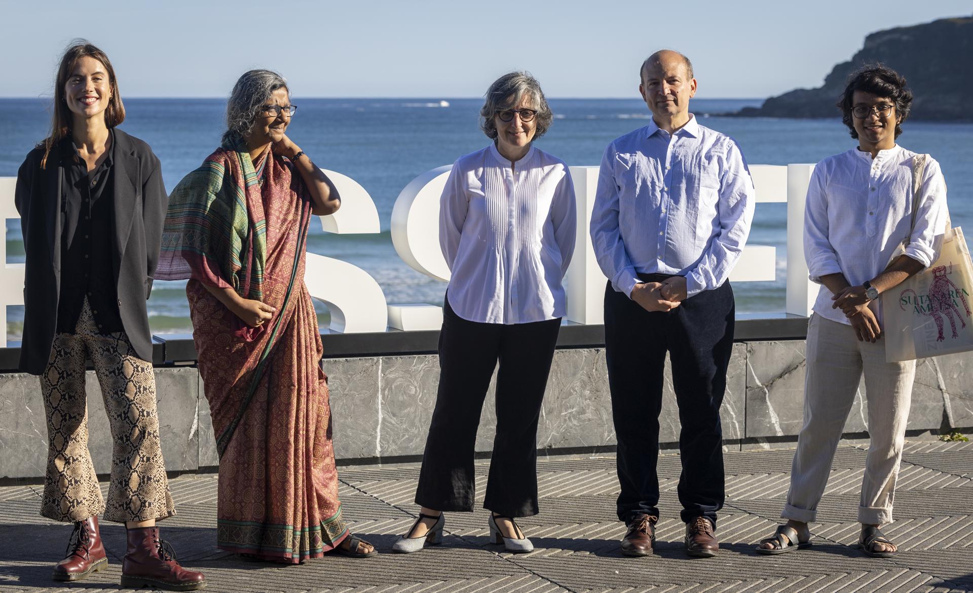 La directora y guionista Isabel Herguera (c) posa junto a (i-d) Miren Arrieta, Moushumi Bhowmik, Gianmarco Serra y Upamanyu Bhattacharyya, este domingo durante la presentación de "El sueño de la sultana", que compite en la sección oficial del 71 Festival Internacional de Cine de San Sebastián. EFE/ Javier Etxezarreta
