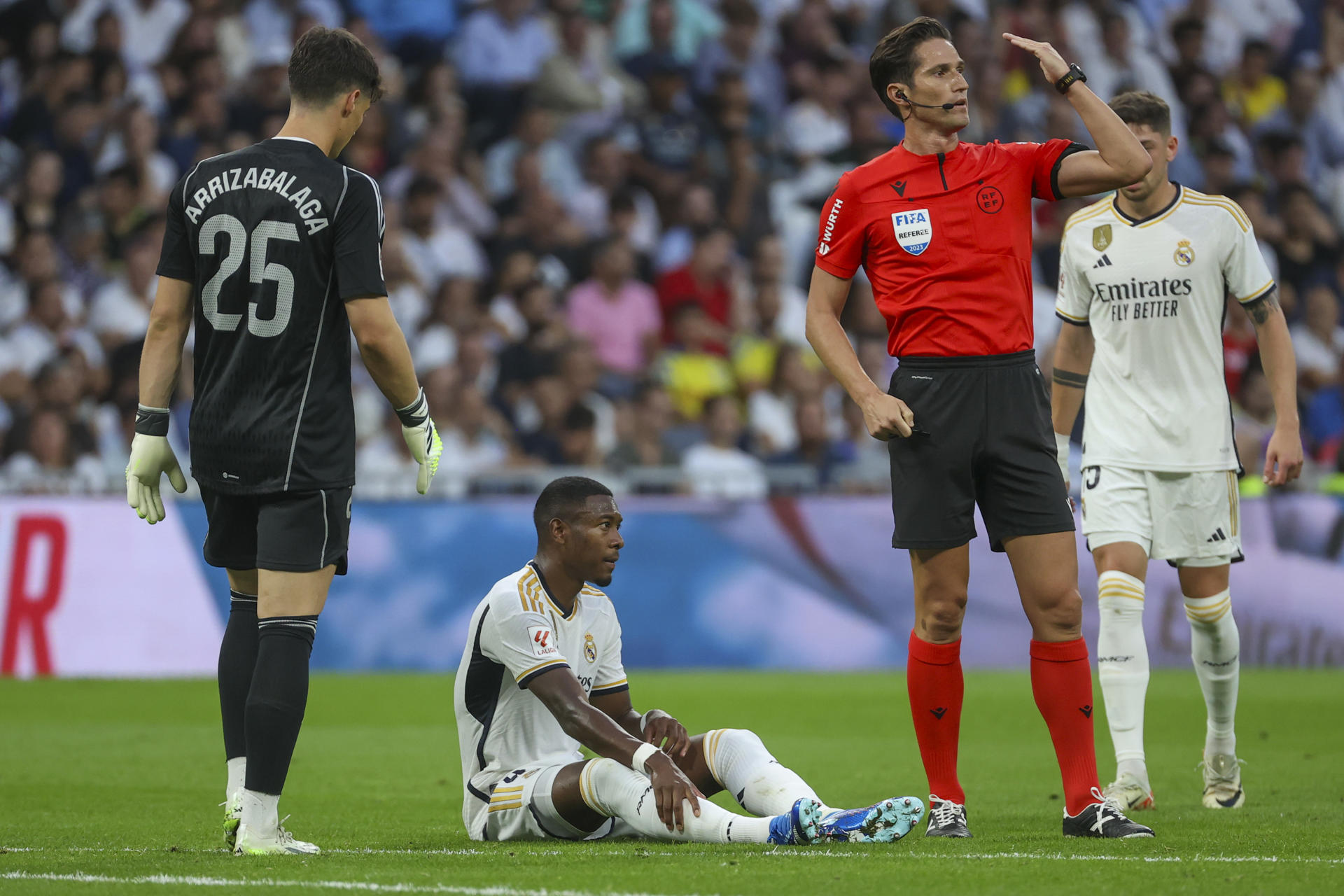 El defensa del Real Madrid David Alaba en el suelo durante el encuentro de la jornada 7 de LaLiga EA Sports entre el Real Madrid y la UD Las Palmas en el Estadio Santiago Bernabéu, este miércoles en Madrid. EFE/ Kiko Huesca
