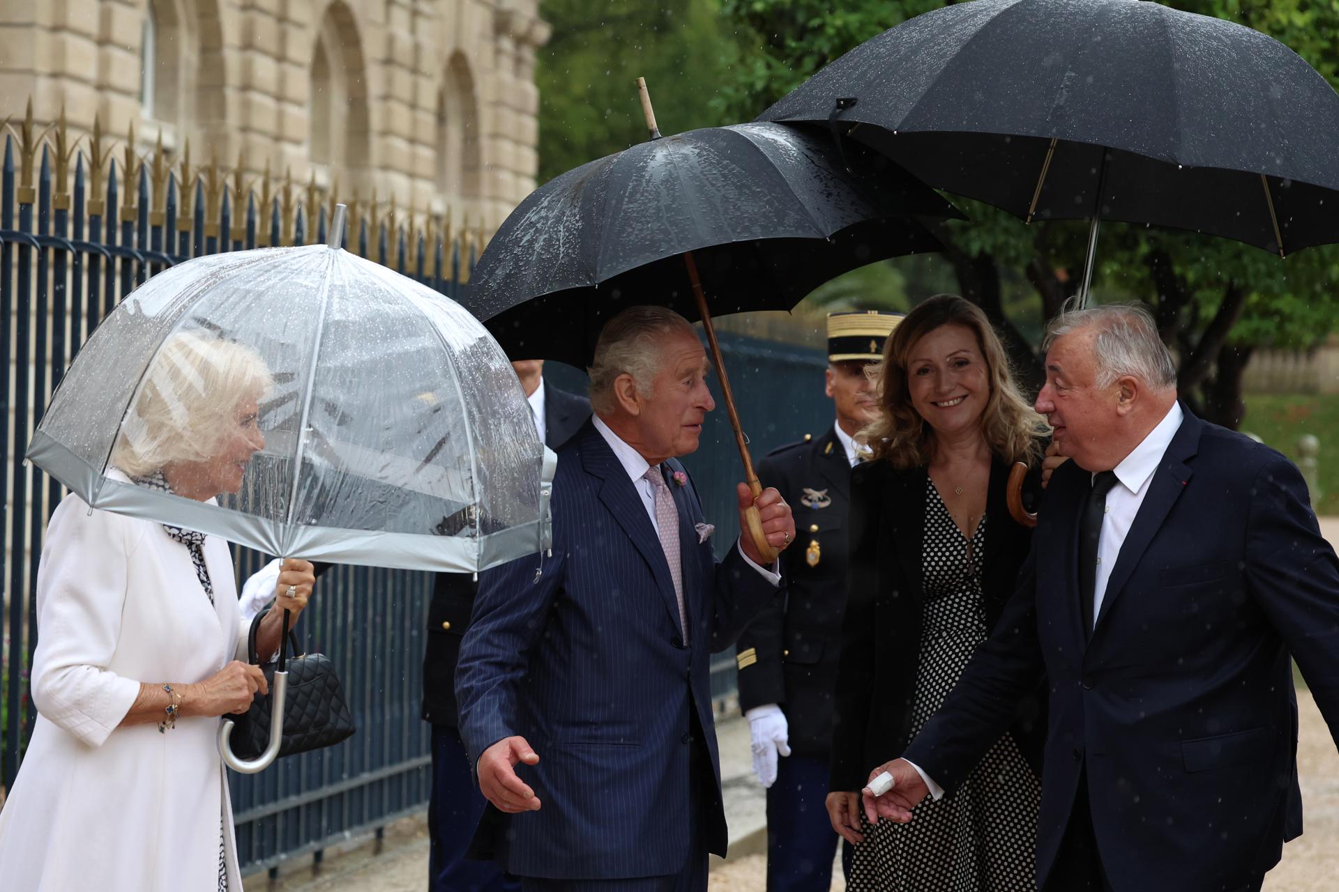 El rey Carlos III del Reino Unido (2-I), la reina Camilla (I) la presidenta de la Asamblea Nacional Francesa, Yael Braun-Pivet (2-D) y el Presidente del Senado de Francia, Gerard Larcher (D). EFE/EPA/EMMANUEL DUNAND / POOL
