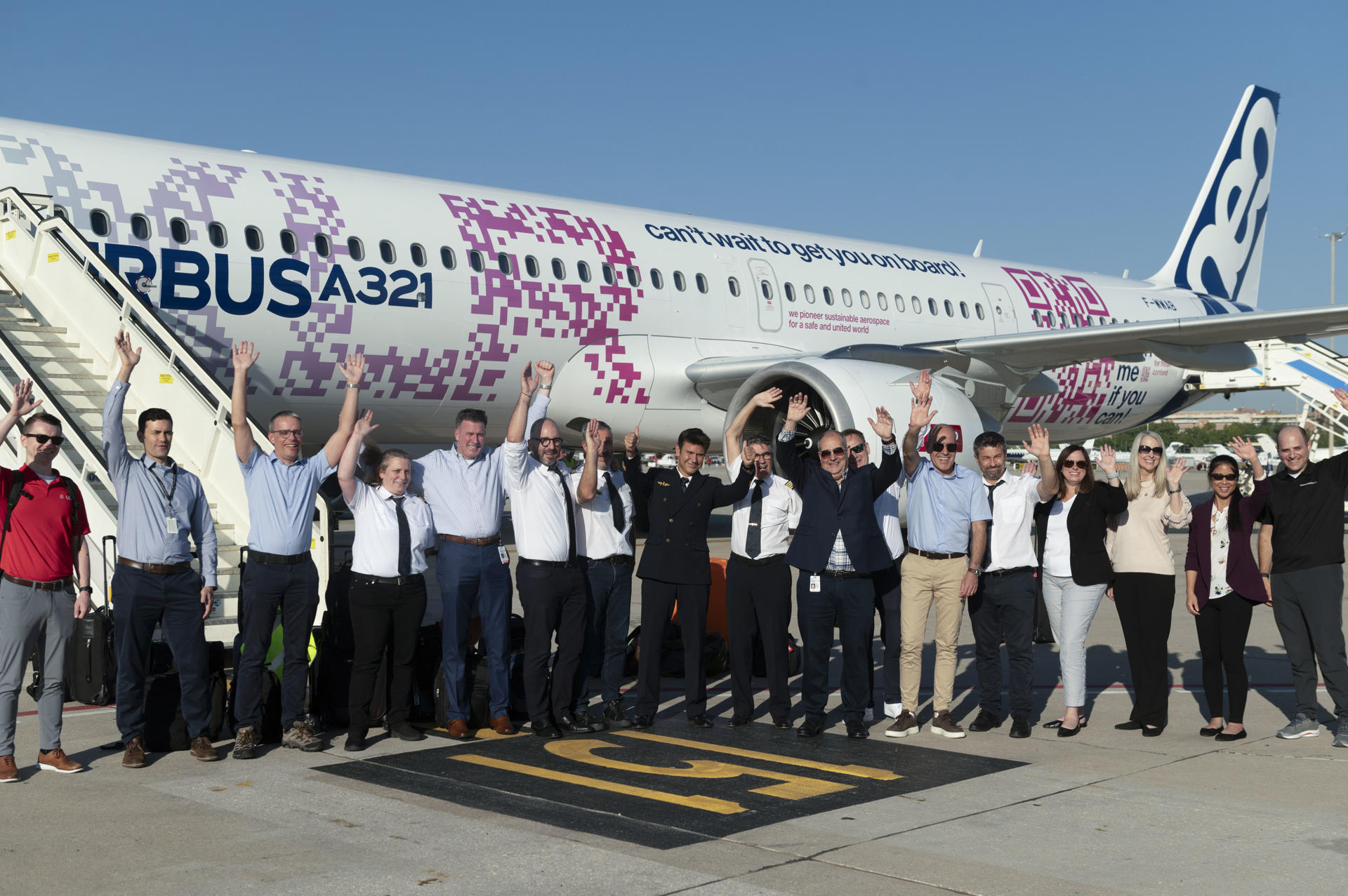 El nuevo modelo A321XLR del fabricante aeronáutico Airbus, del que Iberia ha adquirido ocho unidades, ha aterrizado este miércoles en el aeropuerto Adolfo Suárez Madrid-Barajas como parte de su ruta de certificación previa a su puesta en funcionamiento, prevista para finales de 2024. Esta aeronave -de la que Iberia es una de las aerolíneas lanzadoras junto con Aer Lingus (integrada en IAG, el mismo grupo que la española) y American Airlines- dispone de un solo pasillo, como habitualmente tienen los aviones de corto y medio radio de alcance, aunque está diseñado para viajes de distancias largas con autonomía de hasta 8.700 kilómetros. EFE/ Fernando Villar
