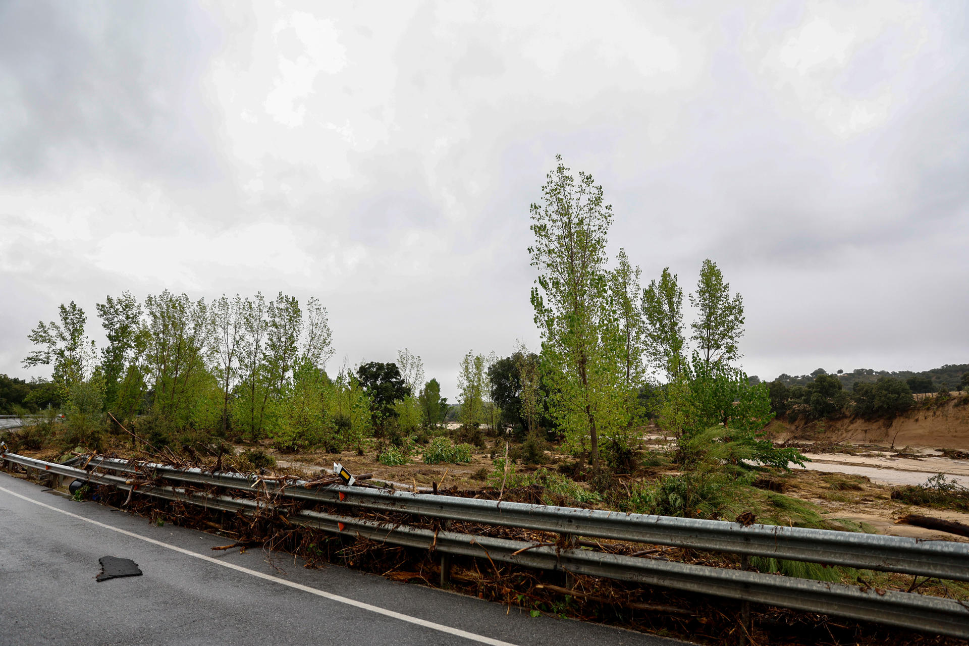 Vista de los daños en los alrededores de Aldea del Fresno en Madrid, este lunes. EFE/ Rodrigo Jiménez
