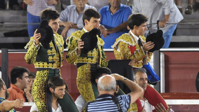 Los novilleros (i-d) Francisco José Mazo, Nek Romero y Alejandro Peñaranda salen a hombros hoy lunes tras el cuarto festejo de la feria de Albacete, con novillos de El Montecillo. EFE/ Manu
