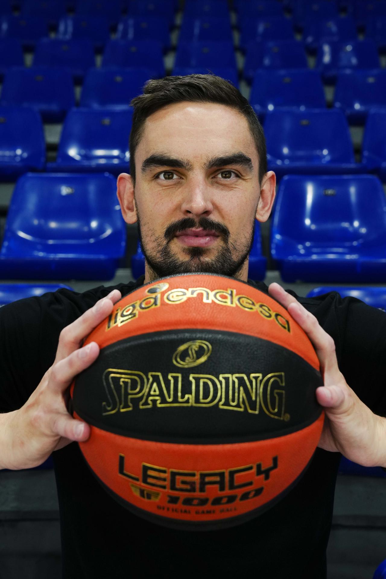 El base del Barça Tomas Satoransky (Praga, 1991), posa durante la entrevista con EFE en la que aseguró que le gusta "cómo ve el baloncesto" y "qué permite hacer" a los jugadores el nuevo entrenador del cuadro azulgrana, Roger Grimau, que en sus primeros partidos ha apostado por un estilo de juego más rápido y libre. EFE/ Enric Fontcuberta
