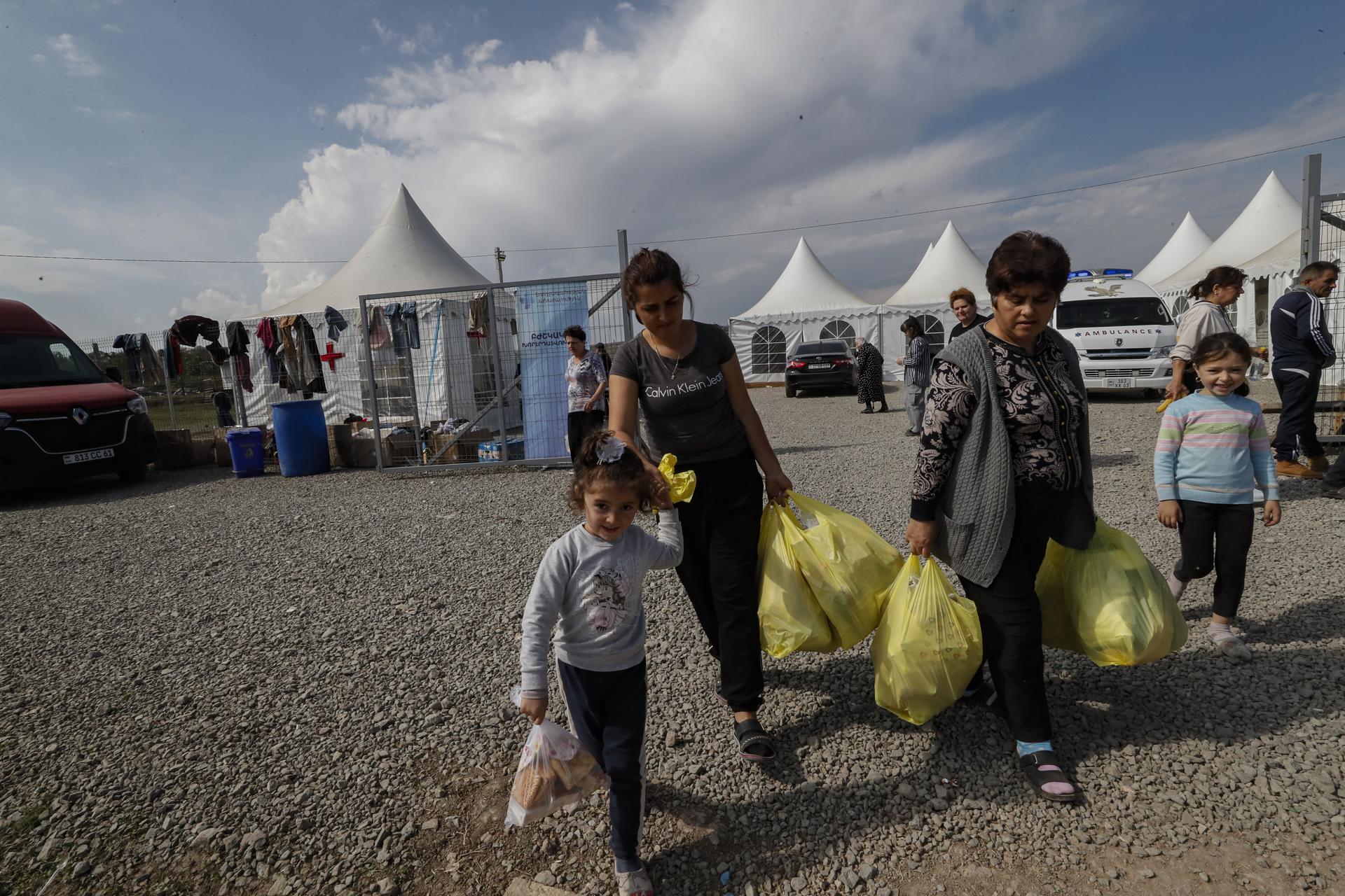 Armenia acoge ya a unos 93.000 refugiados desde el domingo pasado, lo que supone casi el 80 % de la población de Nagorno Karabaj, territorio separatista azerbaiyano habitado por armenios que será reintegrado en el sistema legal y administrativo de Azerbaiyán tras la operación militar azerí de la semana pasada. EFE/EPA/Anatoly Maltsev
