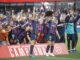 Las jugadoras del Barcelona levantan la copa de campeonas de Liga F. EFE/ Toni Albir