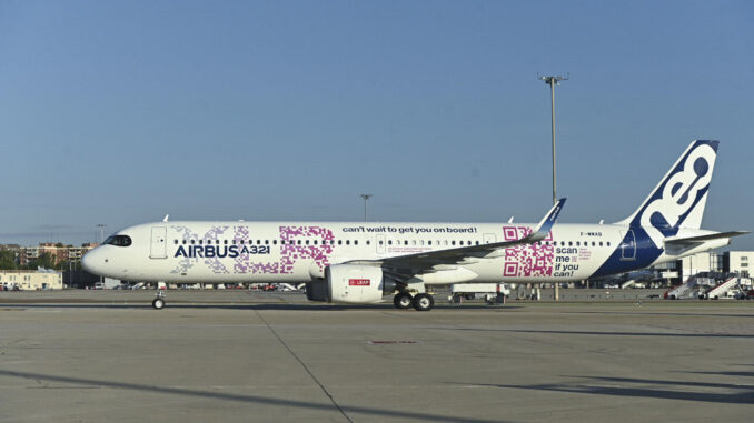 El nuevo modelo A321XLR del fabricante aeronáutico Airbus, del que Iberia ha adquirido ocho unidades, ha aterrizado este miércoles en el aeropuerto Adolfo Suárez Madrid-Barajas como parte de su ruta de certificación previa a su puesta en funcionamiento, prevista para finales de 2024. Esta aeronave -de la que Iberia es una de las aerolíneas lanzadoras junto con Aer Lingus (integrada en IAG, el mismo grupo que la española) y American Airlines- dispone de un solo pasillo, como habitualmente tienen los aviones de corto y medio radio de alcance, aunque está diseñado para viajes de distancias largas con autonomía de hasta 8.700 kilómetros. EFE/ Fernando Villar
