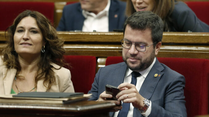 El presidente de la Generalitat, Pere Aragonès, junto a la consellera de Presidencia, Laura Vilagrà (i), durante la segunda jornada del debate de política general que se celebra en el Parlament de Cataluña en la que los portavoces de los grupos parlamentarios responden al discurso de ayer del presidente Aragonès. EFE/Andreu Dalmau
