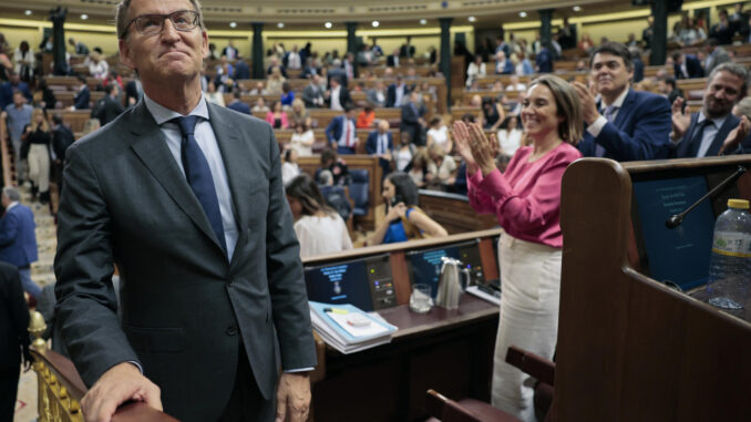 El candidato a la presidencia del Gobierno y presidente del PP, Alberto Núñez Feijóo, tras su intervención en la segunda jornada del debate de su investidura, en el Congreso este miércoles. EFE/Sergio Pérez
