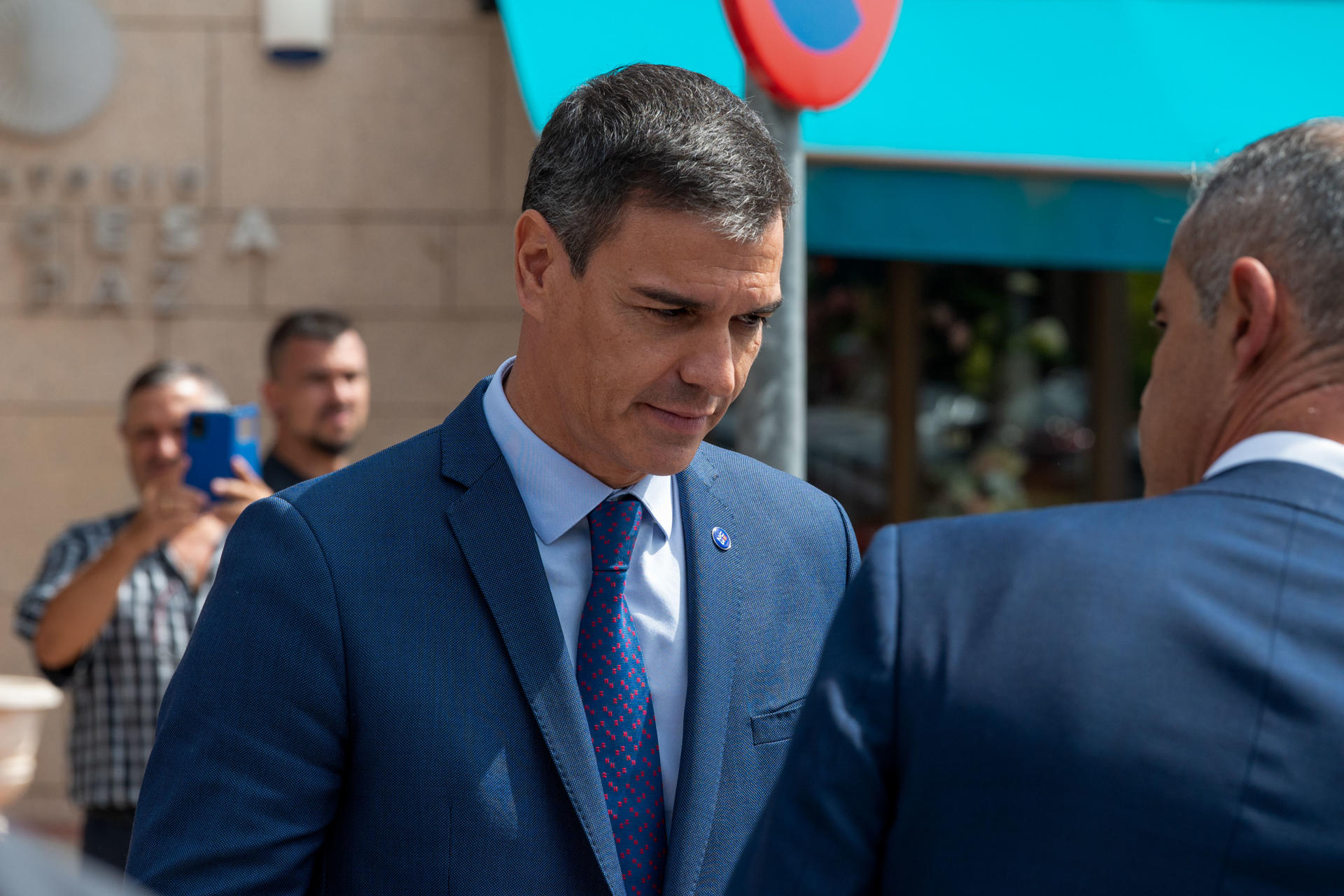 TRES CANTOS (C. A. DE MADRID), 05/09/2023.- El presidente del Gobierno en funciones, Pedro Sánchez, a su salida del tanatorio de La Paz de Tres Cantos donde ha quedado instalada la capilla ardiente de la periodista María Teresa Campos, fallecida este martes a los 82 años en el Hospital Universitario Fundación Jiménez Díaz de Madrid. EFE/Fernando Villar
