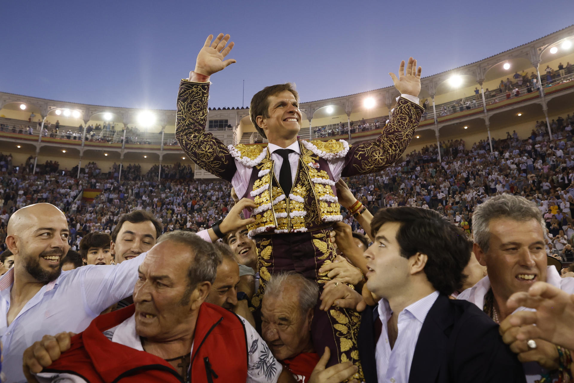 El diestro Julián López "El Juli" abre la puerta grande de Las Ventas en su última tarde vistiendo de luces en la capital, en la que ha compartido cartel con Uceda Leal y Tomás Rufo. EFE/ Juanjo Martin
