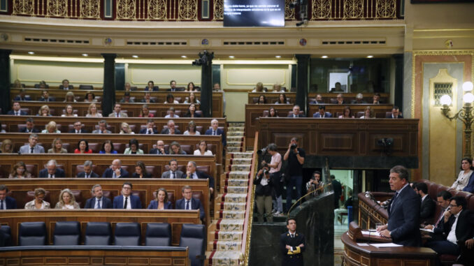 El diputado socialista José Ramón Gómez Besteiro interviene en el primer pleno del Congreso de la XV Legislatura que este martes aprobará la toma en consideración de la reforma del reglamento de la Cámara para permitir el uso de las lenguas cooficiales. EFE/ Juan Carlos Hidalgo
