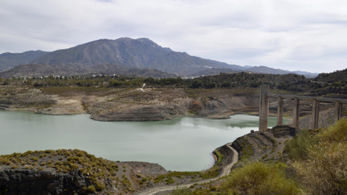 Fotografía de archivo de La Viñuela, el mayor embalse de Málaga, el pasado 11 de septiembre. EFE/ Irene Martín Morales