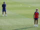 Foto de archivo del técnico del Atlético de Madrid, Diego Simeone (i), y el centrocampista portugués Joao Félix (d) durante un entrenamiento. EFE/Mariscal