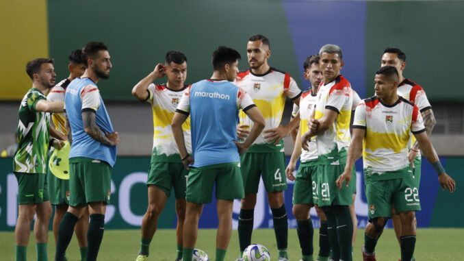 Jugadores de Bolivia calientan, previo a un partido de las Eliminatorias Sudamericanas para la Copa Mundial de Fútbol 2026 entre Brasil y Bolivia en el estadio estatal Jornalista Edgar Augusto Proençaen Belém (Brasil). EFE/ Sebastiao Moreira
