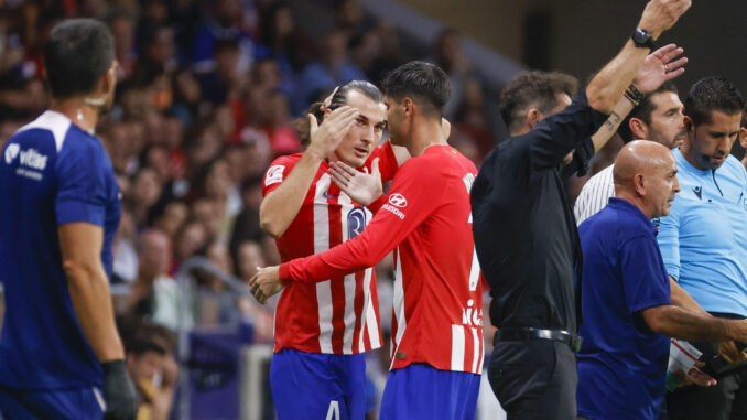 El defensa del Atlético de Madrid Caglar Soyuncu (2-i) sustituye a Álvaro Morata (3-i) en una foto de archivo. EFE/Juan Carlos Hidalgo
