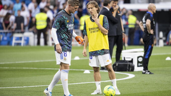 Los centroampista del Real Madrid, el alemán Toni Kroos (i) y el croata Luka Modric en foto de archivo de Rodrigo Jiménez. EFE
