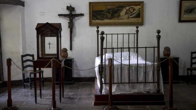 Fotografía de archivo del 6 de febrero de 2020, donde se observa la cama donde murió el poeta nicaragüense Rubén Darío en la casa archivo que lleva su nombre, en Managua (Nicaragua). EFE/Jorge Torres
