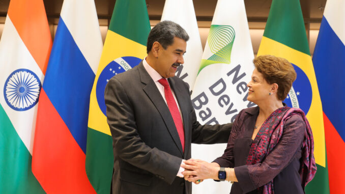 SHANGÁI (CHINA), 10/09/2023.- Fotografía cedida por Prensa Miraflores que muestra al presidente venezolano, Nicolás Maduro, mientras se reúne con la presidenta del Nuevo Banco de Desarrollo (NBD) del grupo BRICS, Dilma Rousseff, hoy, en Shanghái (China). EFE/ Cortesía Prensa Miraflores/SOLO USO EDITORIAL/SOLO DISPONIBLE PARA ILUSTRAR LA NOTICIA QUE ACOMPAÑA (CRÉDITO OBLIGATORIO)
