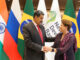 SHANGÁI (CHINA), 10/09/2023.- Fotografía cedida por Prensa Miraflores que muestra al presidente venezolano, Nicolás Maduro, mientras se reúne con la presidenta del Nuevo Banco de Desarrollo (NBD) del grupo BRICS, Dilma Rousseff, hoy, en Shanghái (China). EFE/ Cortesía Prensa Miraflores/SOLO USO EDITORIAL/SOLO DISPONIBLE PARA ILUSTRAR LA NOTICIA QUE ACOMPAÑA (CRÉDITO OBLIGATORIO)