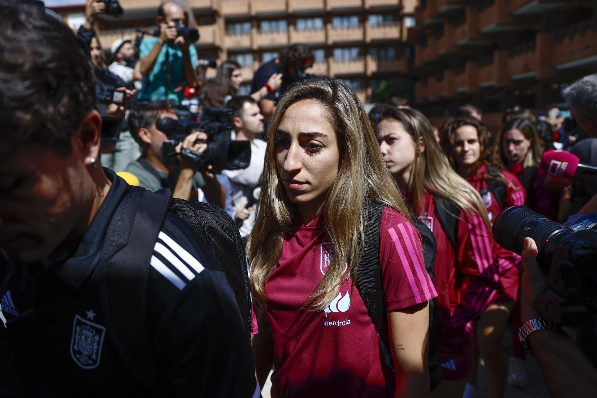 Olga Carmona y el resto de jugadoras que han acudido al Hotel La Alameda junto a la seleccionadora, Montse Tomé, su staff y distintos trabajadores de la RFEF, se dirigen al autobús para poner rumbo a Valencia, en Madrid. EFE/ Rodrigo Jiménez
