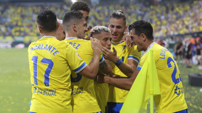 El delantero del Cádiz CF Darwin Machís (c) celebra junto a sus compañeros tras anotar durante el partido de LaLiga EA Sports que enfrenta al Cádiz CF y al Villarreal CF en el estadio Nuevo Mirandilla. EFE/Román Ríos
