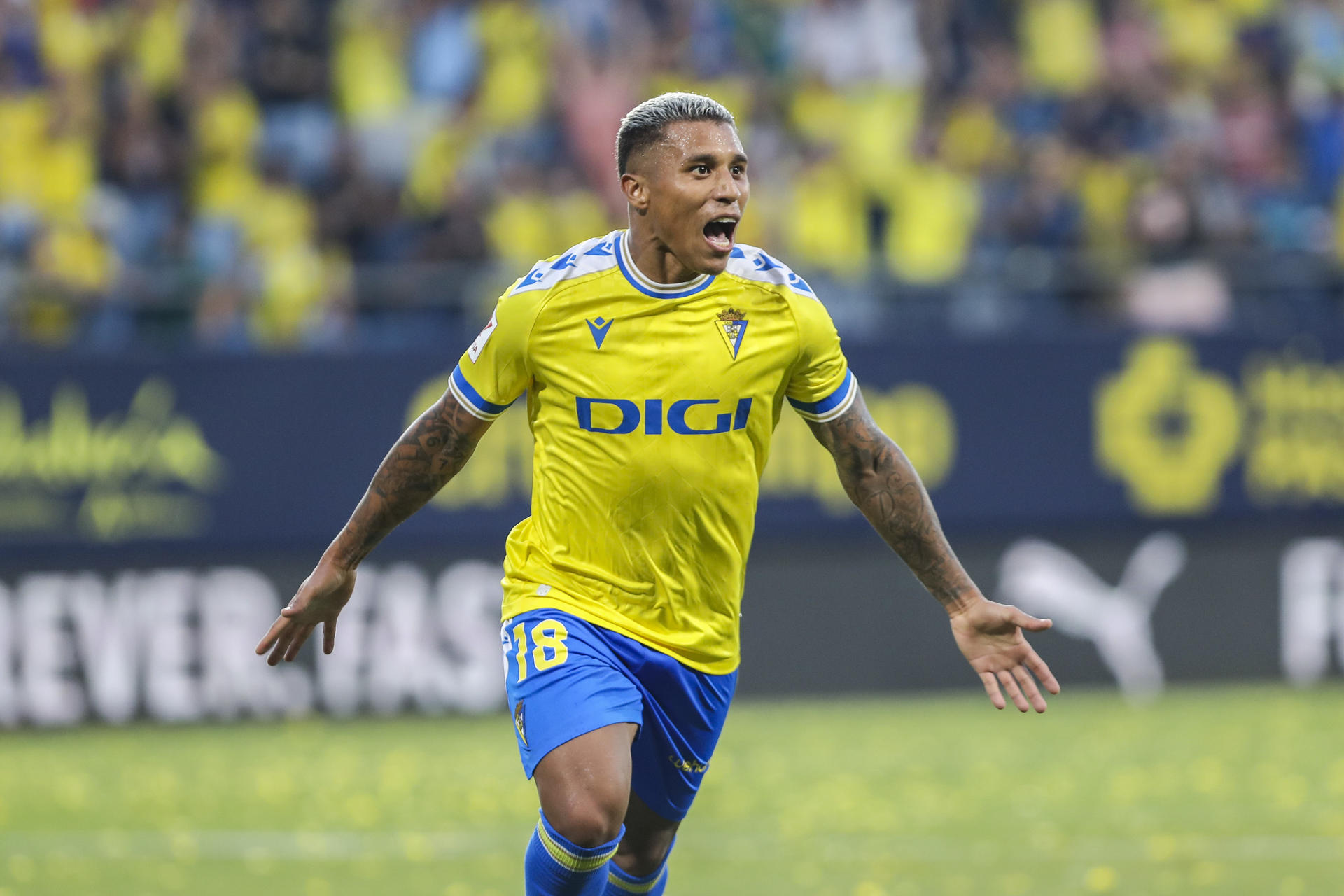 El delantero del Cádiz CF Darwin Machís celebra tras anotar durante el partido de LaLiga EA Sports que enfrenta al Cádiz CF y al Villarreal CF en el estadio Nuevo Mirandilla. EFE/Román Ríos
