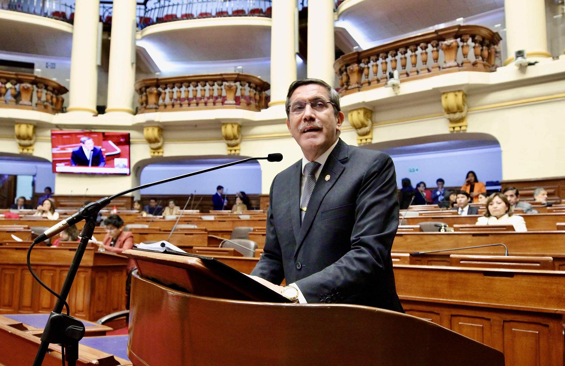 Fotografía cedida por el Congreso de Perú, del ministro de Defensa de Perú, Jorge Chávez, durante una intervención en el Congreso de Perú. EFE/Congreso del Perú
