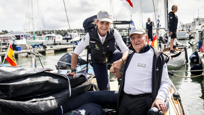 El rey emérito Juan Carlos I (d), junto a su hija Elena (i), entrena este viernes en Cowes (Reino Unido) para participar a partir del lunes próximo, con el velero “Bribón”, en el campeonato mundial de vela de la clase 6m que va a celebrarse en la isla de Wight hasta el 8 de septiembre, y donde, a sus 85 años, aspira a volver a conquistar el título por tercera vez. EFE/ Maria Muiña / Sailingshots SÓLO USO EDITORIAL / SÓLO DISPONIBLE PARA ILUSTRAR LA NOTICIA QUE ACOMPAÑA (CRÉDITO OBLIGATORIO)
