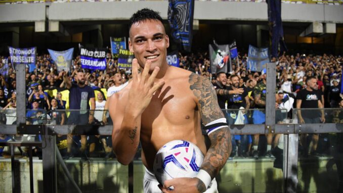 El delantero del Inter Lautaro Martínez celebra su gran noche ante la US Salernitana, Italia. EFE/EPA/MASSIMO PICA
