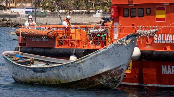 Imagen de archivo de Salvamento Marítimo en el Puerto de Arguineguín tras rescatar a un grupo de inmigrantes. EFE/Quique Curbelo
