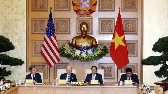 El presidente de EE.UU., Joe Biden, el primer ministro de Vietnam, Pham Minh Chinh (C-R), el secretario de estado de EE.UU., Antony Blinken (L), y el ministro de Planificación e Inversión de Vietnam, Nguyen Chi Dung (R). EFE/EPA/Minh Hoang / POOL
