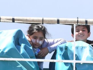 Foto de archivo de dos niños migrantes rescatados mientras trataban de cruzar el Mediterráneo. EFE/Ciro Fusco