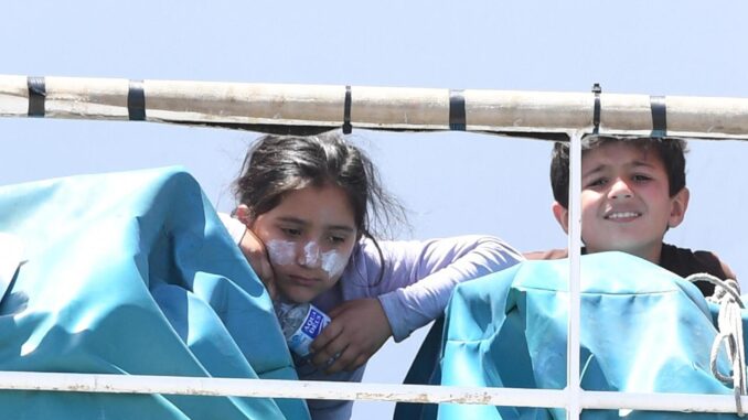 Foto de archivo de dos niños migrantes rescatados mientras trataban de cruzar el Mediterráneo. EFE/Ciro Fusco
