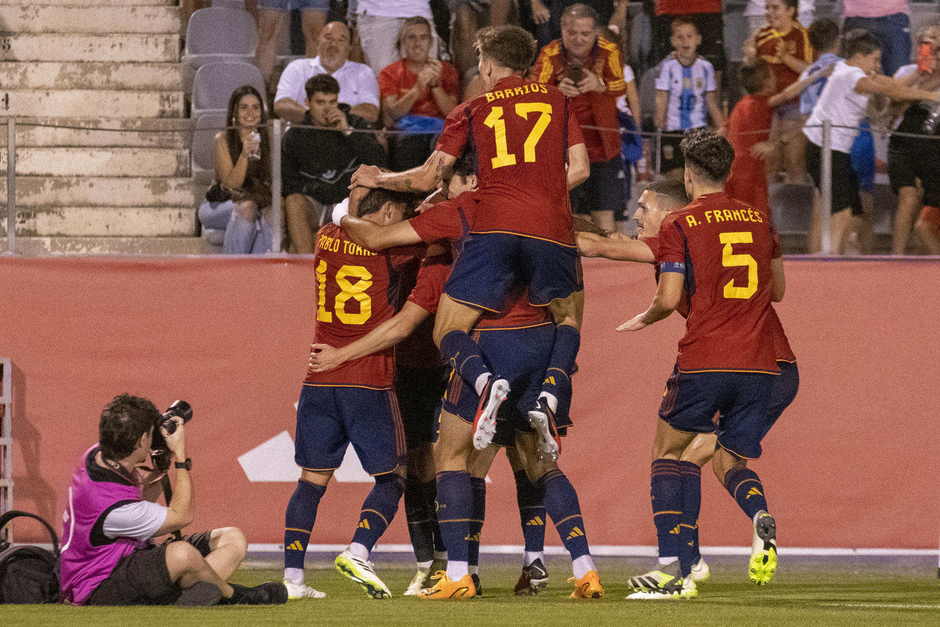 JAÉN, 11/09/2023.- Los jugadores de la selección española sub-21 celebran el gol de Beñat Turrientes durante el partido correspondiente a la fase de clasificación para el Europeo de Eslovaquia de 2025 que las selecciones sub-21 de España y Escocia juegan hoy lunes en Jaén. EFE/Carlos Cid
