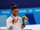 La estadounidense Simone Biles celebran en el podio tras conseguir la medalla de bronce en la final de barra de equilibrio femenina de Gimnasia Artística durante los Juegos Olímpicos 2020, en el Centro de Gimnasia de Ariake de Tokio (Japón). EFE/ José Méndez