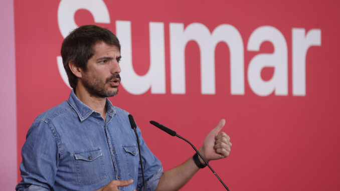 El portavoz de Sumar, Ernest Urtasun, ofrece una rueda de prensa para analizar la actualidad política este lunes en Madrid. EFE/ Juan Carlos Hidalgo
