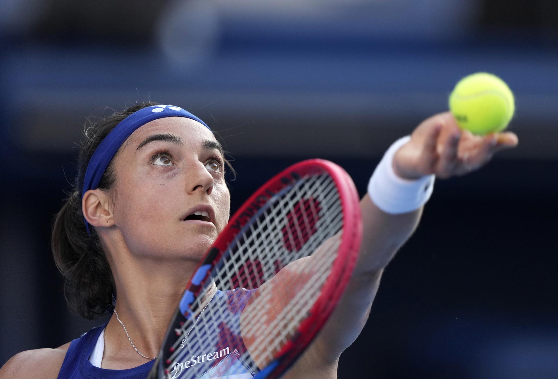 Caroline García de Francia en acción contra Anhelina Kalinina de Ucrania durante la ronda individual de 16 del torneo de tenis Pan Pacific Open en Tokio, Japón. EFE/EPA/FRANCK ROBICHON
