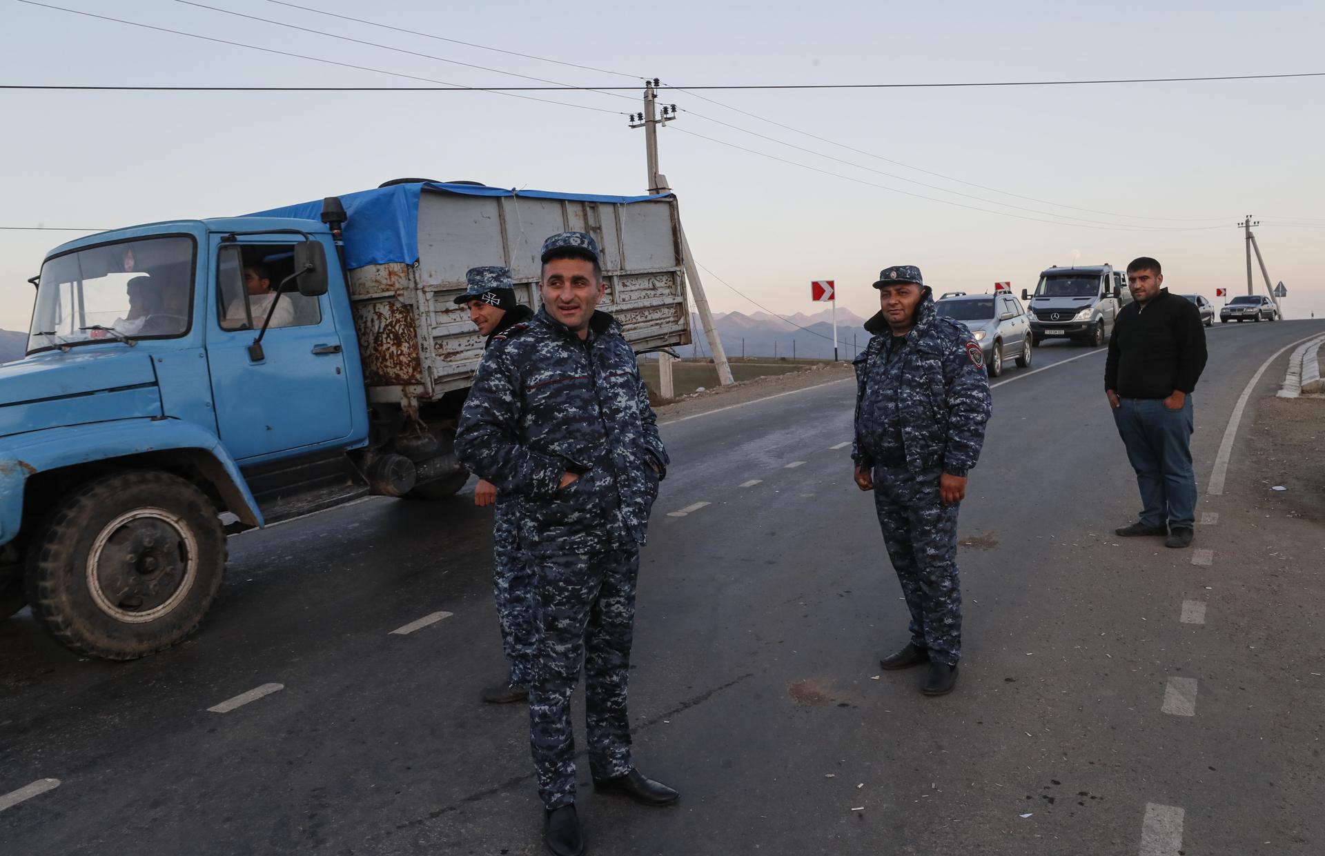 Policías armenios custodian la carretera que los armenios étnicos de Nagorno-Karabaj utilizan para ir a Goris, Armenia. EFE/EPA/ANATOLY MALTSEV
