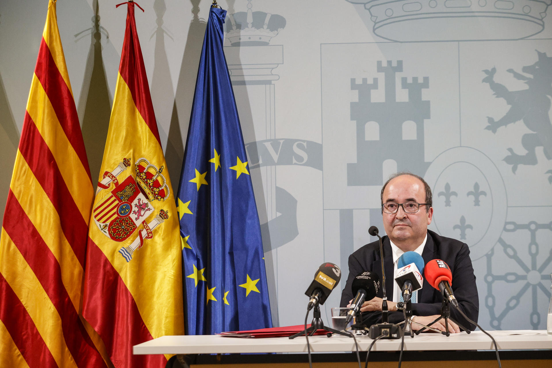 El ministro de Cultura y Deporte, Miquel Iceta, ofrece declaraciones a los medios este viernes en Barcelona. El Consejo Superior de Deportes (CSD) ha informado de que insta al Tribunal Administrativo del Deporte (TAD) a suspender provisionalmente a Luis Rubiales, "después de que este órgano, independiente del CSD en sus actuaciones, haya iniciado te viernes el procedimiento sancionador contra el mandatorio por la presunta comisión de dos infracciones graves". EFE/ Quique García
