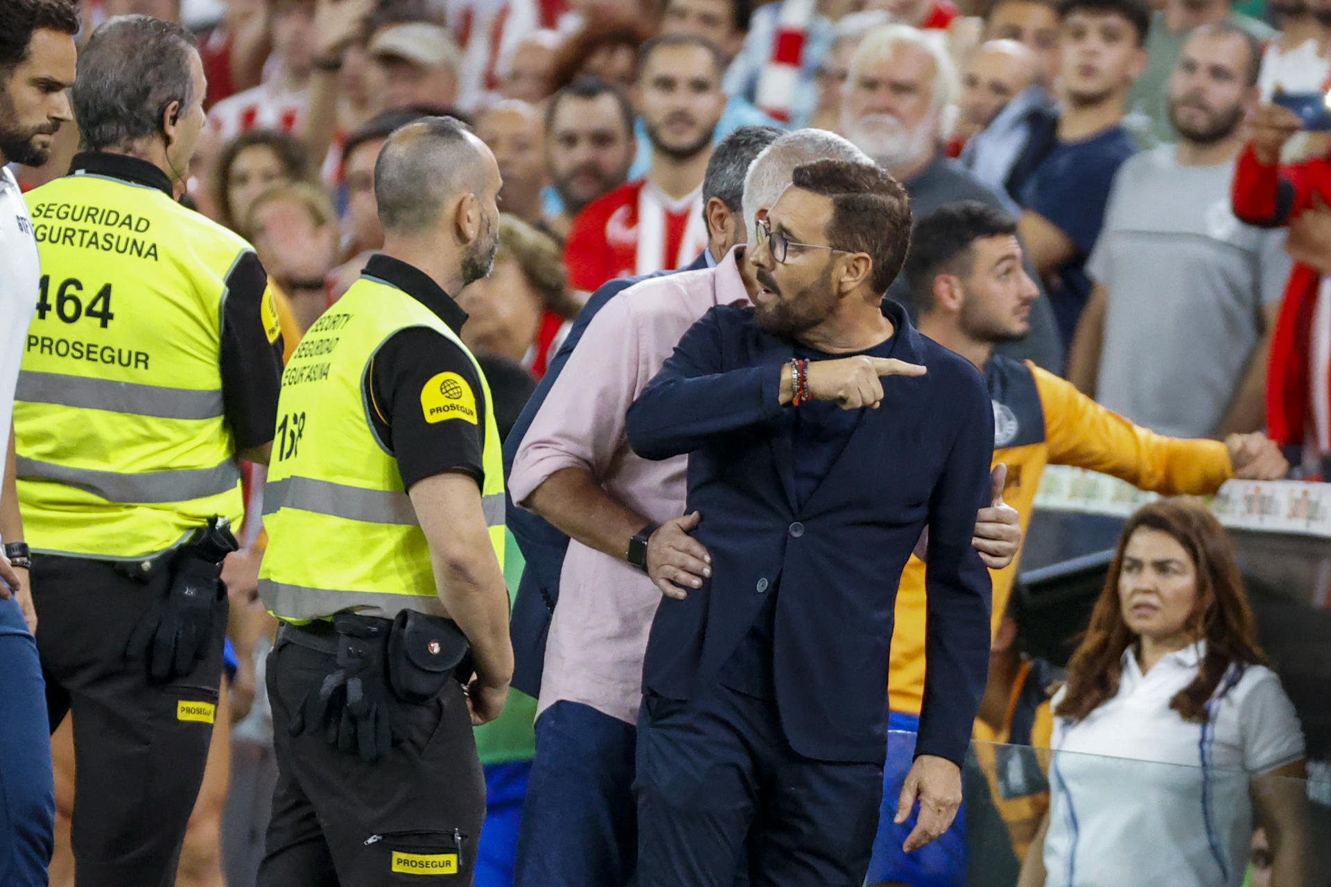 El técnico del Getafe, José Bordalás, tras ser expulsado durante el encuentro correspondiente a la séptima jornada de primera división que han disputado frente al Athletic Club en el estadio de San Mamés, en Bilbao. EFE / Luis Tejido.
