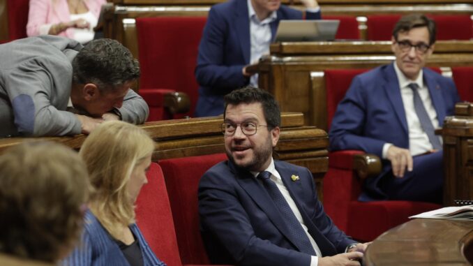 El presidente de la Generalitat, Pere Aragonès (c), participa en el pleno del Parlamento de Cataluña que debate y vota las propuestas de JxCat y ERC para interponer un recurso de inconstitucionalidad contra la ley estatal de vivienda, que contó con el aval de los republicanos en el Congreso, al considerar que vulnera competencias de la Generalitat. EFE/Quique García
