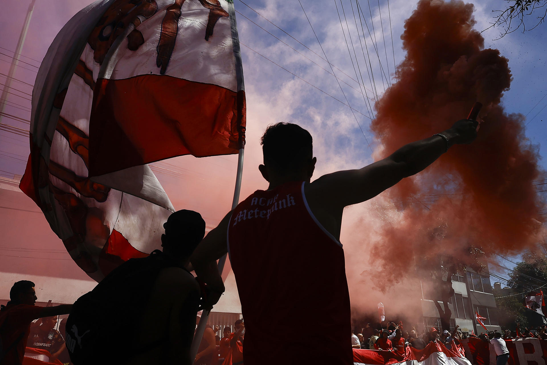 Aficionados del Toluca animan hoy, antes del partido por la jornada 9 del torneo Apertura 2023 de la Liga MX del fútbol mexicano entre Toluca y América en el estadio Nemesio Diez, en Toluca (México). EFE/ Felipe Gutiérrez
