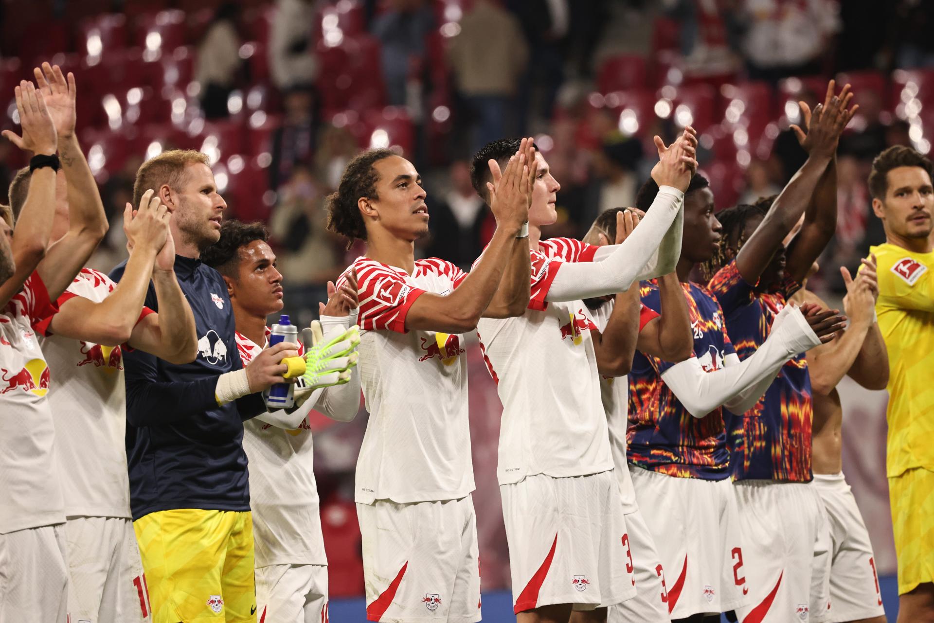 Los jugadores del Leipzig agradecen el apoyo de sus aficionados. EFE/EPA/CLEMENS BILAN
