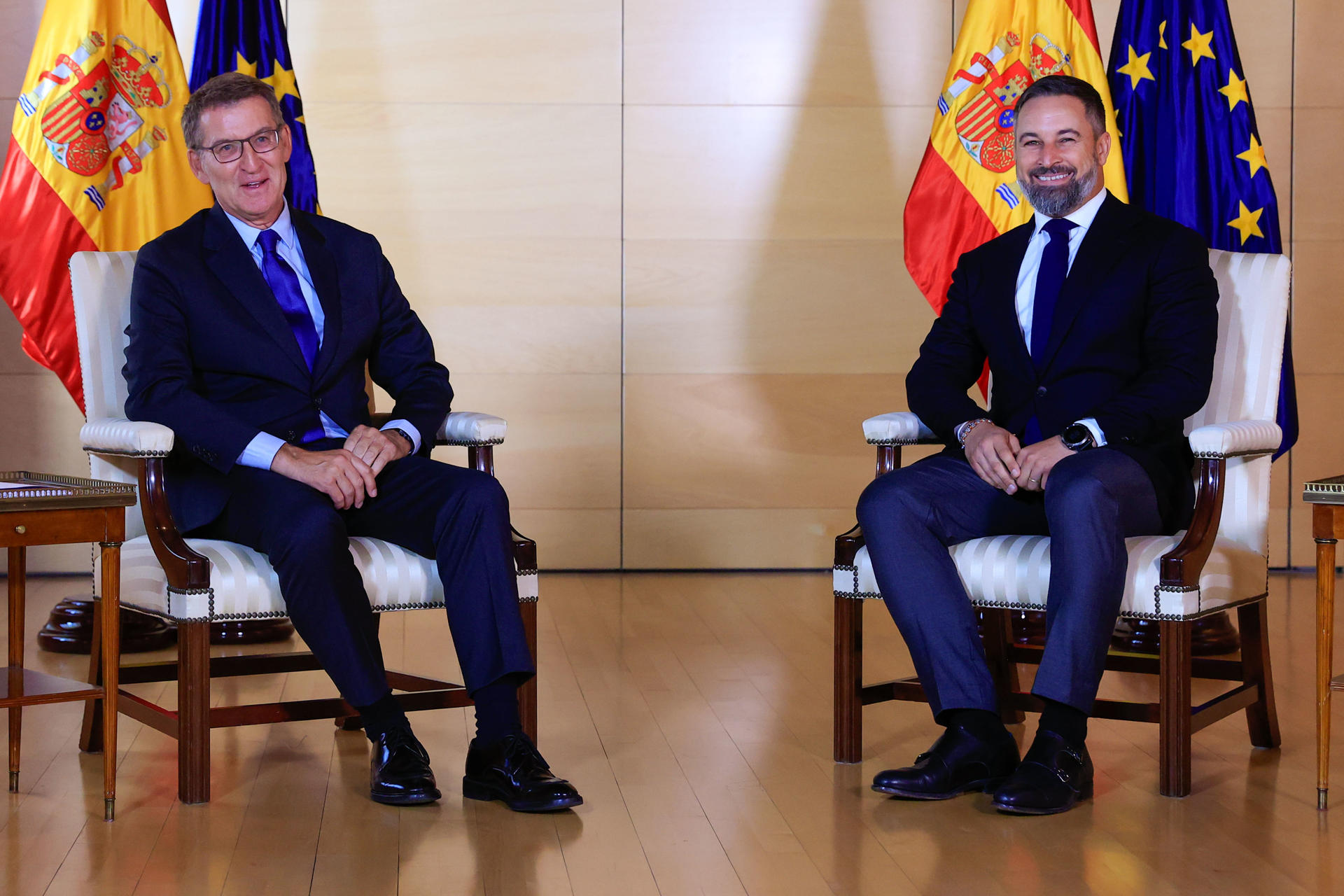 El líder del PP, Alberto Núñez Feijóo (i), durante la reunión mantenida con el presidente de Vox, Santiago Abascal, dentro sus conversaciones con dirigentes políticos para buscar apoyos a la investidura, este lunes en el Congreso. EFE/Zipi Aragón
